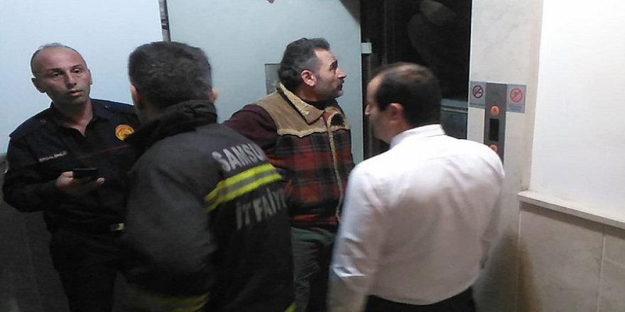 Bafra'da asansörde mahsur Kaldılar