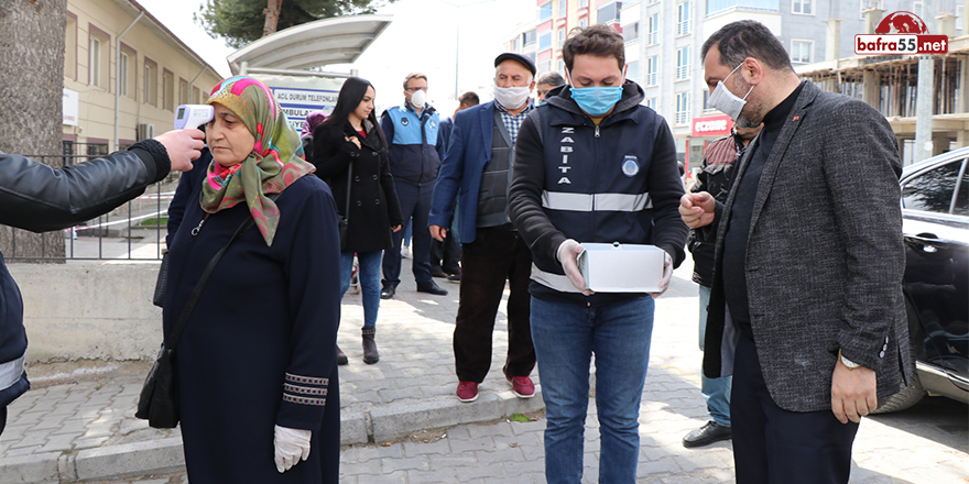 Başkan Pazarda Maske Dağıttı