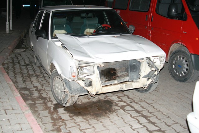 OTOMOBİL ÜNİVERSİTE ÖĞRENCİLERİNE ÇARPTI: 6 YARALI