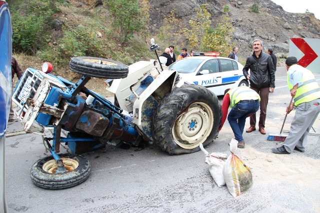 YOLCU OTOBÜSÜ TRAKTÖRLE ÇARPIŞTI: 2 YARALI