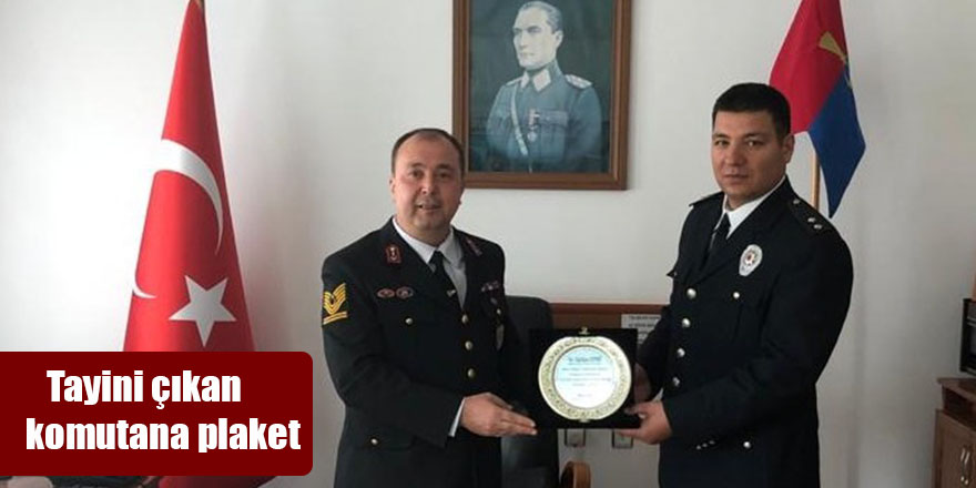 Tayini çıkan komutana plaket