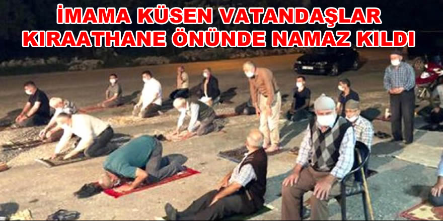 Sakarya'da İmama Küsen Vatandaşlar Kıraathane Önünde Namaz Kıldı