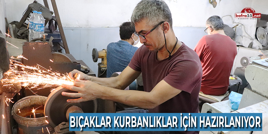 Bıçaklar Kurbanlıklar İçin Hazırlanıyor