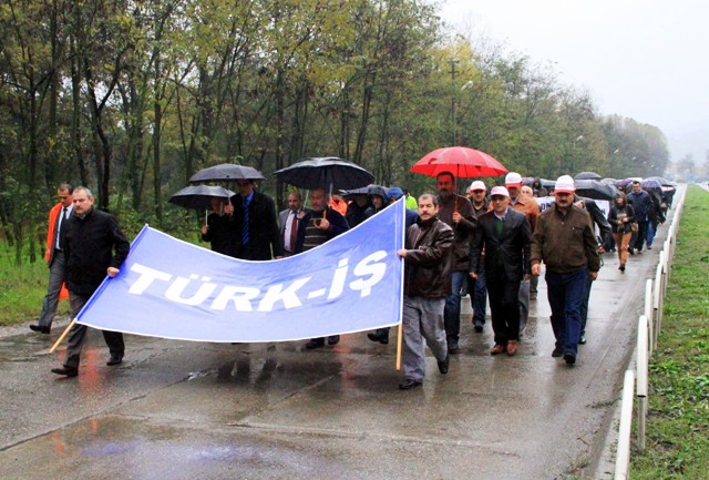 SENDİKA ÜYELERİNDEN FABRİKA ÖNÜNDE EYLEM