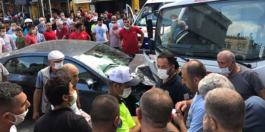 Gaz Pedalı Takılan Sürücü Kaldırıma Çıktı