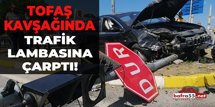 Tofaş Kavşağında Trafik Lambasına Çarptı!