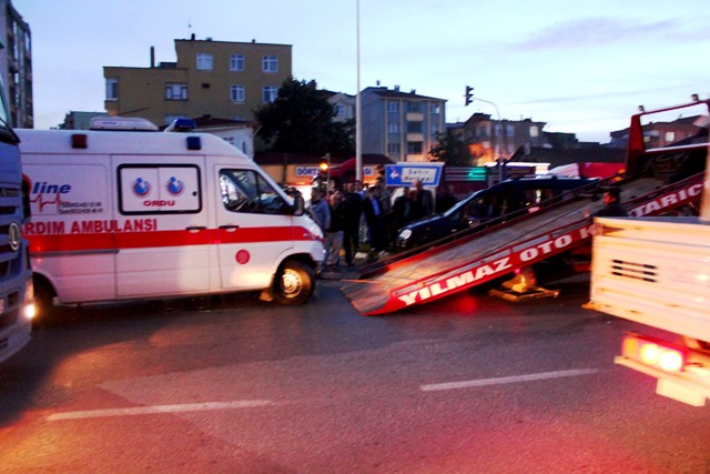 AMBULANS İLE KAMYONET ÇARPIŞTI: 5 YARALI