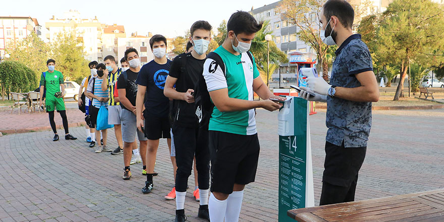 Atakum Belediyesi’nin  halı saha tesislerinde  kontrollü spor dönemi