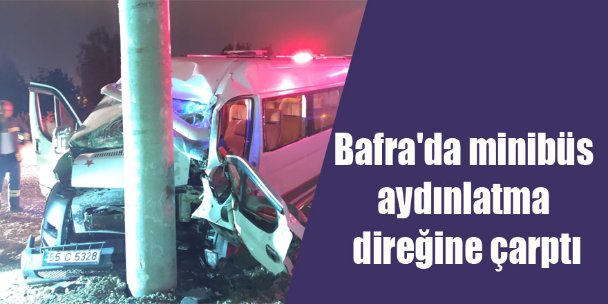 Bafra'da minibüs aydınlatma direğine çarptı