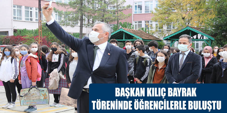 BAŞKAN KILIÇ BAYRAK TÖRENİNDE ÖĞRENCİLERLE BULUŞTU