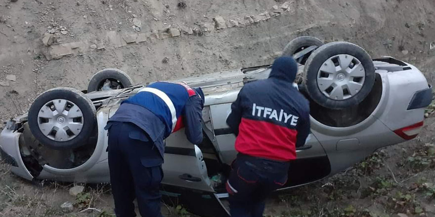 Türkeli'de otomobil şarampole yuvarlandı: 1 yaralı
