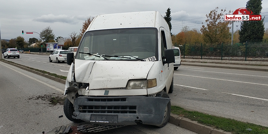 Samsun'da minibüs aydınlatma direğine çarptı