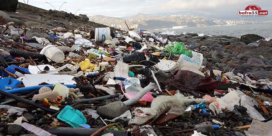 Karadeniz'in dalgası denizdeki çöpleri sahile taşıdı