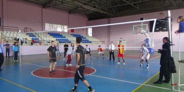 KAYMAKAM KATIRCI ÖĞRENCİLERLE VOLEYBOL OYNADI