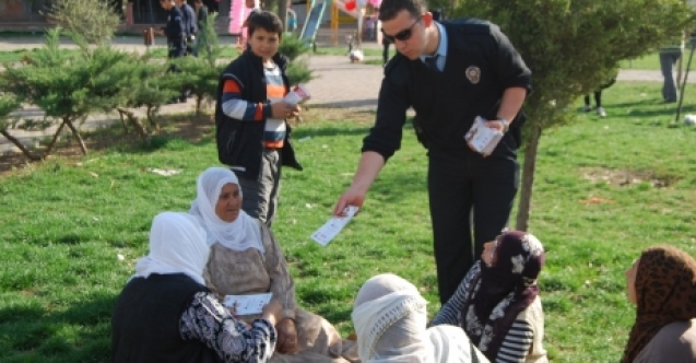 POLİS UYUŞTURUCUYA KARŞI VATANDAŞLARI UYARIYOR