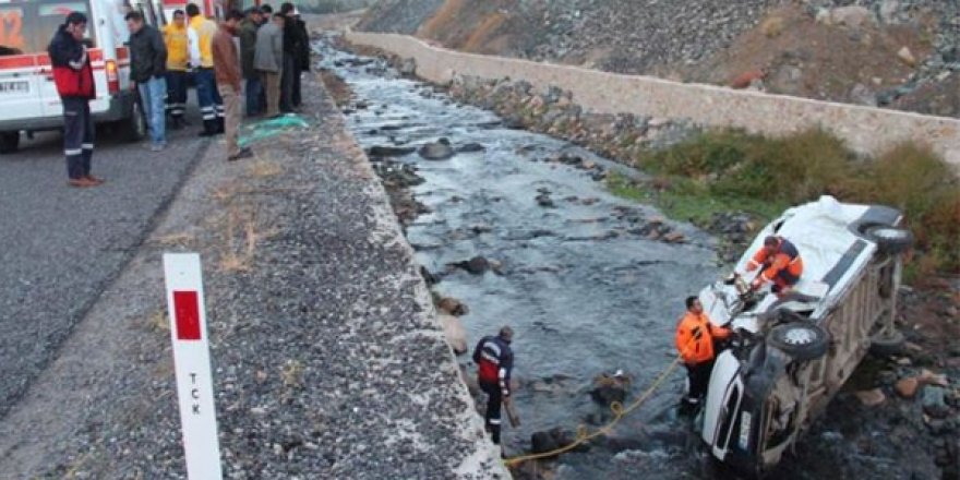 MİNİBÜS DEREYE UÇTU: 1 ÖLÜ, 4 YARALI