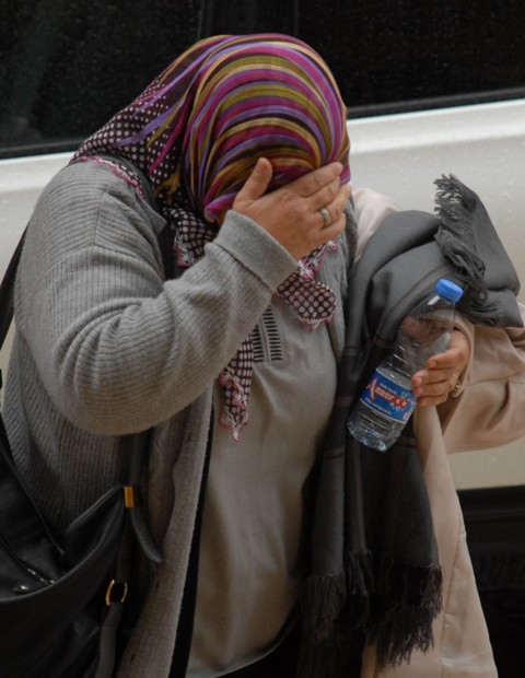HIRSIZLIK SUÇUNDAN ARANAN KADIN YAKALANDI