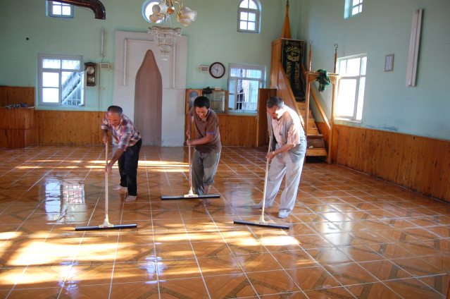 Bafra'da Selden Zarar Gören Cami İmece Usulü Temizleniyor