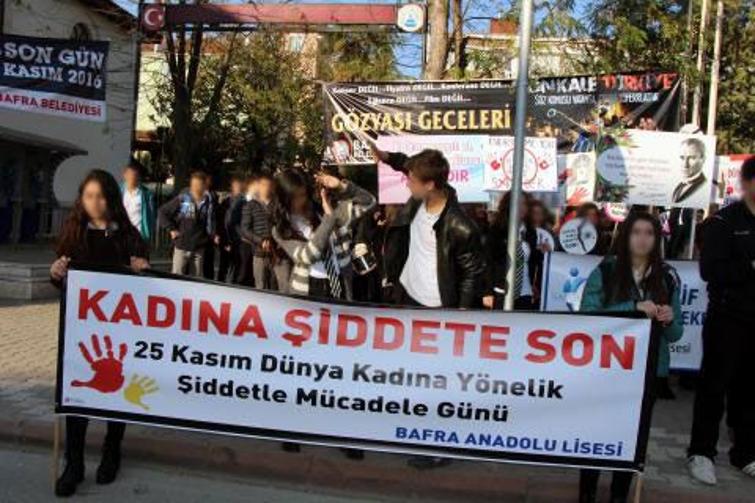 Kadına Şiddete Tiyatrolu Protesto