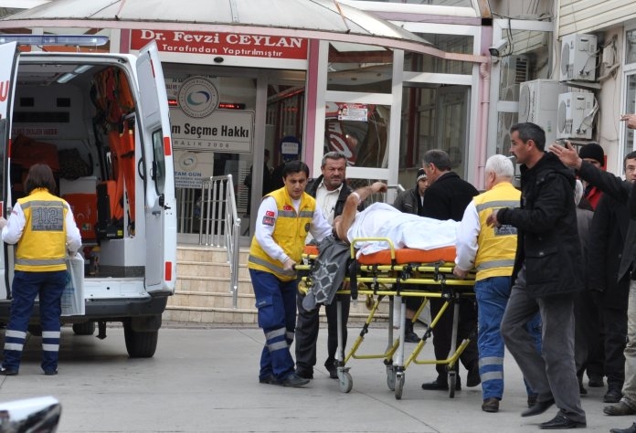 BAFRA'DA KESİLEN AĞACIN ALTINDA KALAN ŞAHIS AĞIR YARALANDI