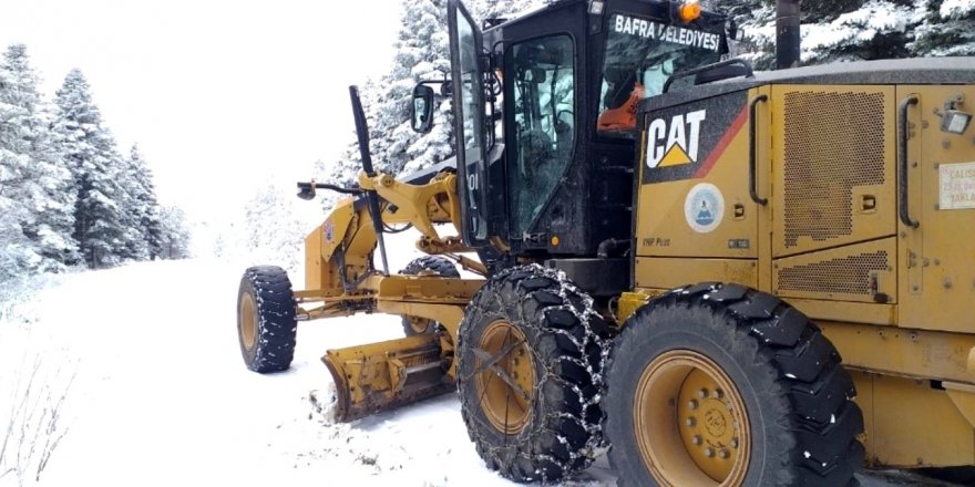 BAFRA'DA 19 MAHALLENİN YOLU KARDAN KAPANDI