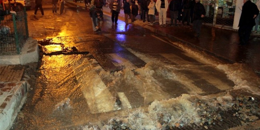 SAMSUN’DA İÇME SUYU BORUSU PATLADI