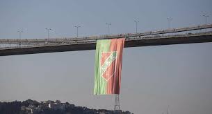 Bayrak Boğaziçi Köprüsü`nde dalgalandı