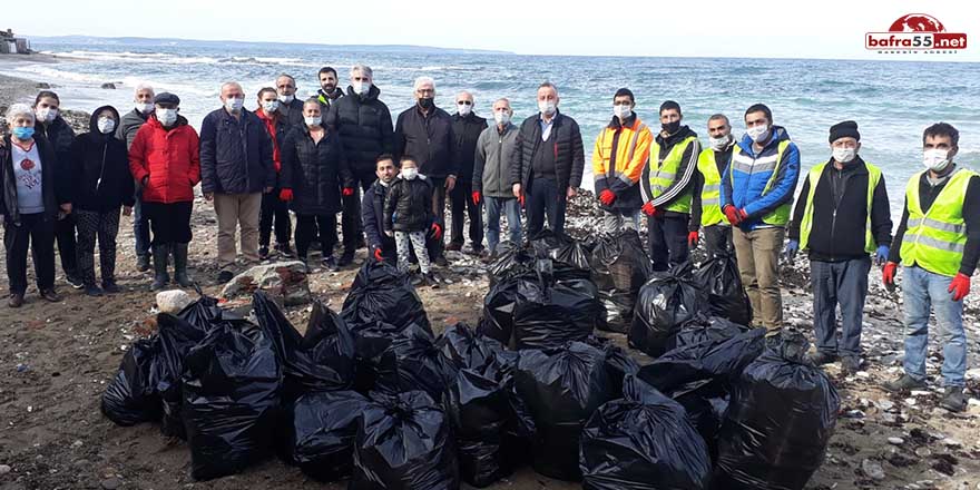 Sinop Belediye Başkanı sahildeki çöpleri temizledi
