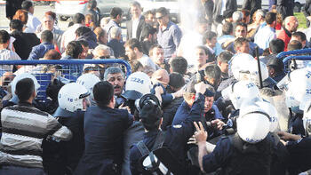 AKİL İNSANLARI PROTESTO EDEN GRUBA BİBER GAZIYLA MÜDAHALE