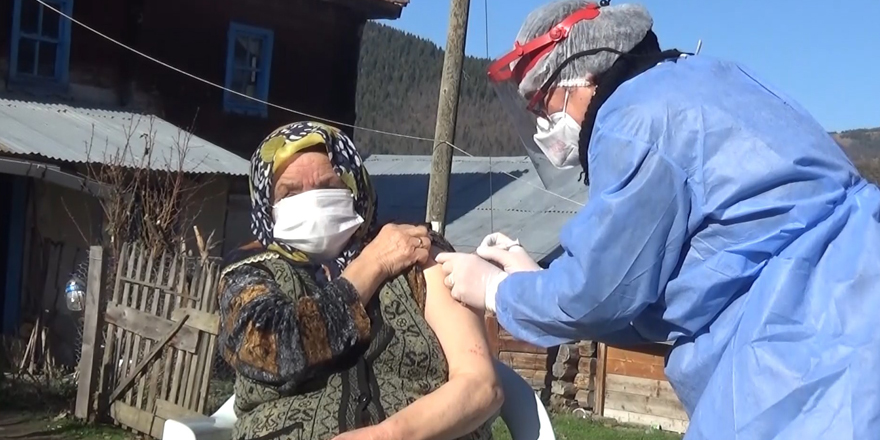 Sinop'ta yaşlılar aşılanıyor