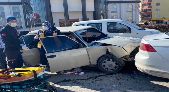 Bafra'da Kırmızı Işıkta Duran Otomobile Arkadan Çarptı '' 4 Yaralı ''