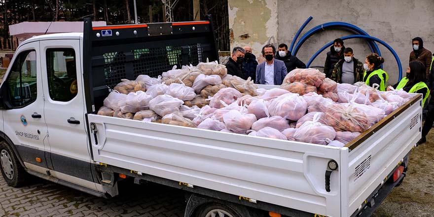 Sinop'ta Belediye Patates Soğan dağıttı
