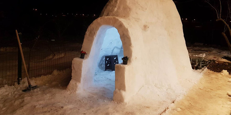 Atakum'da kardan tek odalı ev yaptı