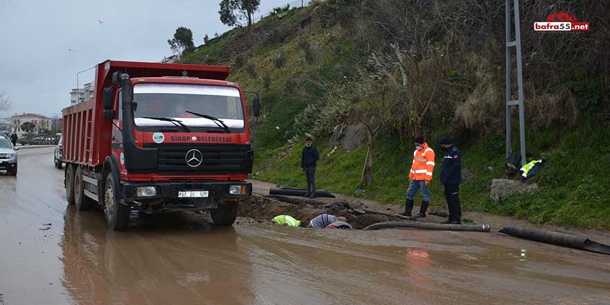 Sinop'ta yol çöktü, su borusu patladı!