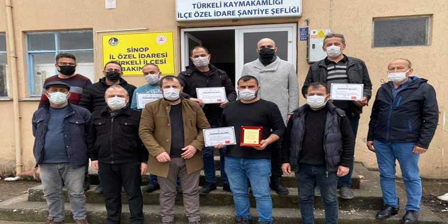 Türkeli MHP'den emekçilere "teşekkür" plaketi