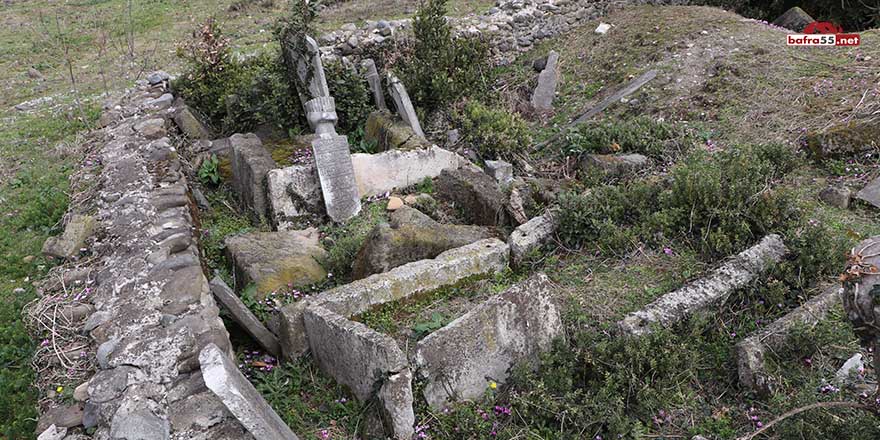 Tarihi 'Paşa Mezarlığı'nı defineciler talan etti