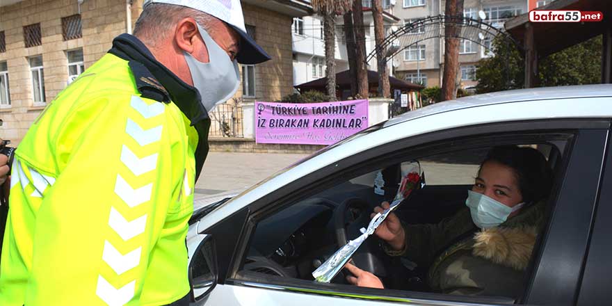Sinop'ta polis ekipleri bu kez kadınlara çiçek vermek için durdurdu