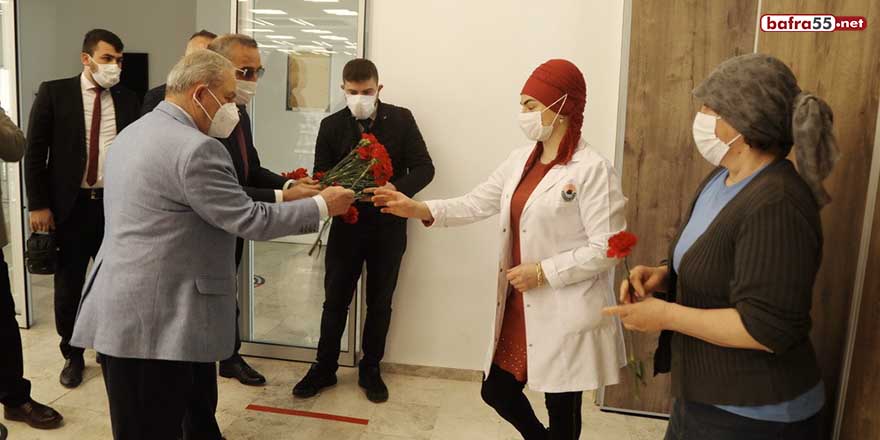 Başkan Demirtaş'tan kadın personellere çiçek