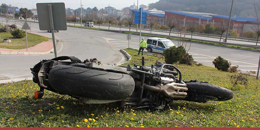 Motosikletle otomobil çarpıştı: 1 ağır yaralı