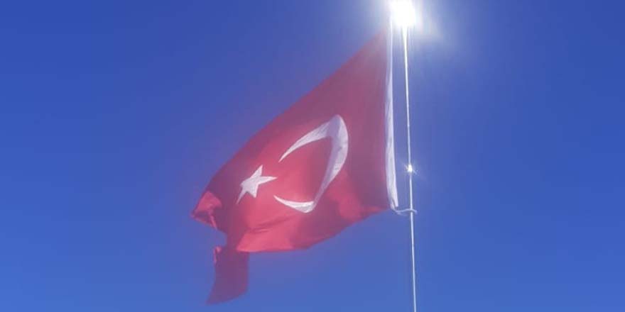 Yakakent'te dev Türk Bayrağı
