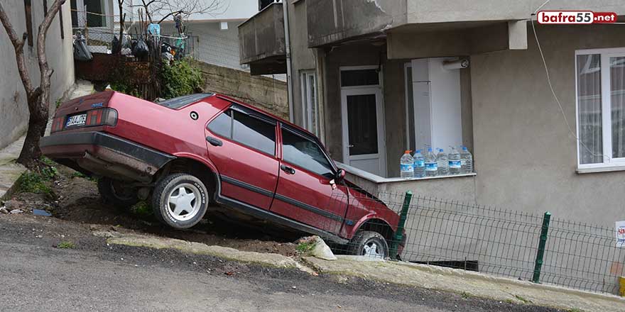 Sinop'ta araç evin balkonunda asılı kaldı