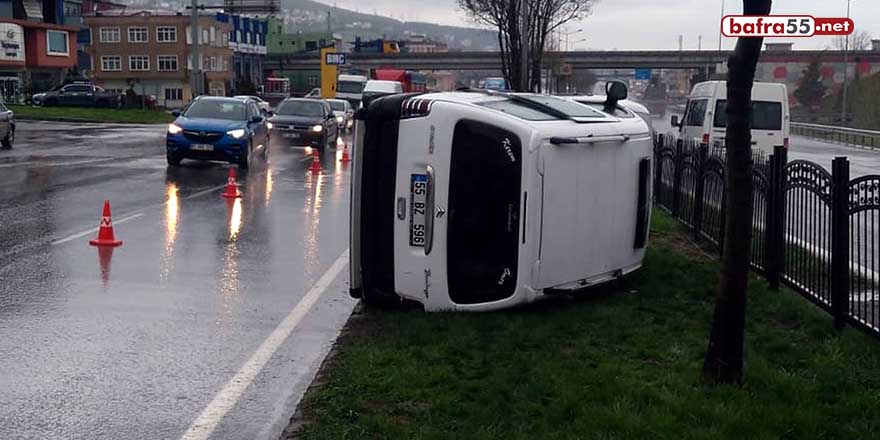 Samsun'da hafif ticari araç refüje devrildi!