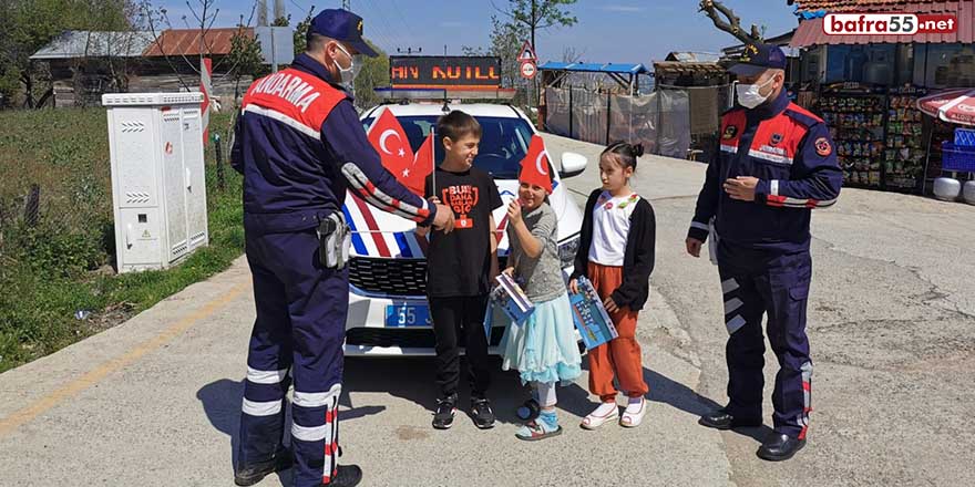 Atakum Jandarma çocukların bayramını kutladı