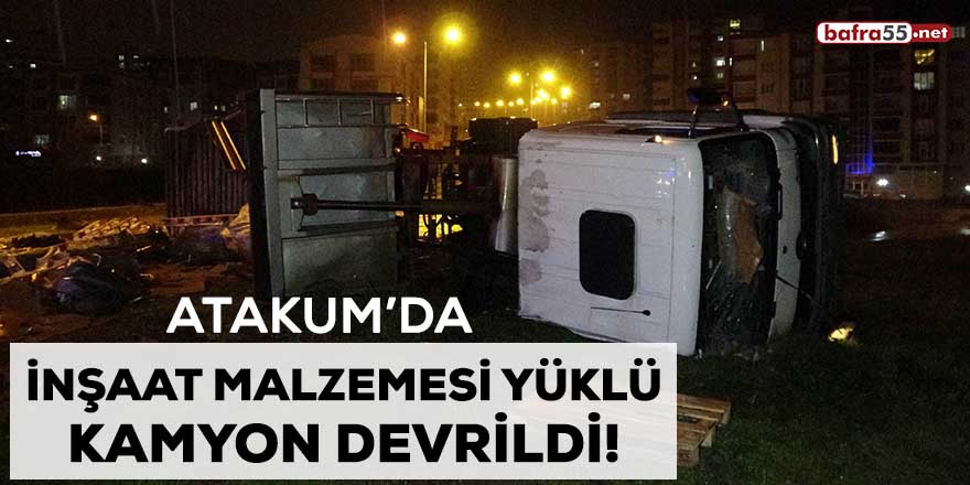 Atakum'da inşaat malzemesi yüklü kamyon devrildi!