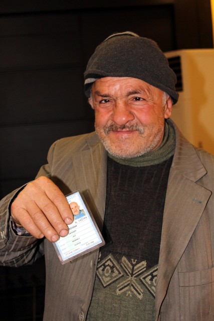 53 YAŞINDA KİMLİĞİ OLDU