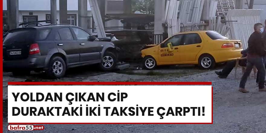 Yoldan çıkan cip duraktaki iki taksiye çarptı!