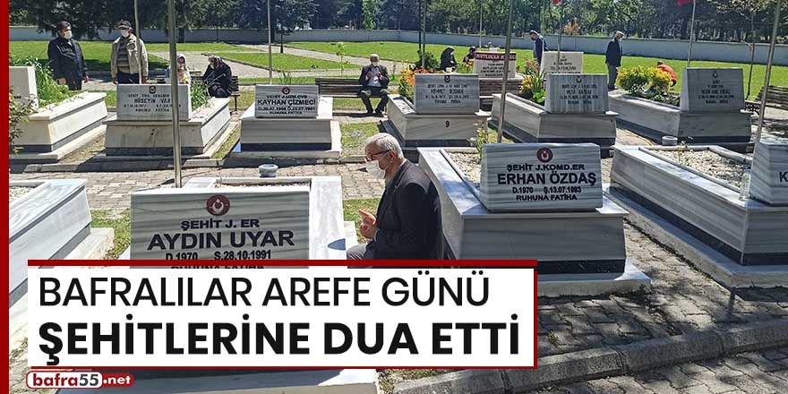 Bafralılar arefe günü şehitlerine dua etti