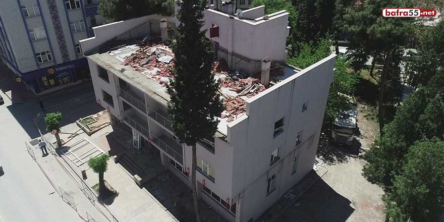 Boyabat’ta eski banka binasının yıkımına başlandı