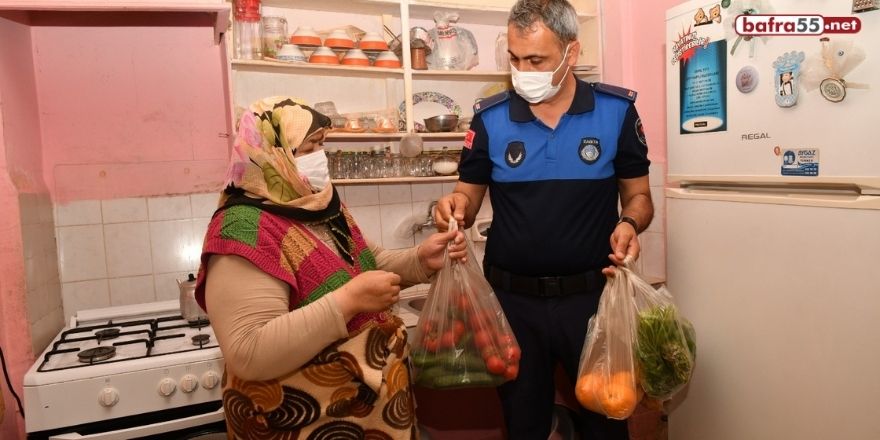 Parkinson hastası yaşlı kadına zabıtadan pazar alışverişi