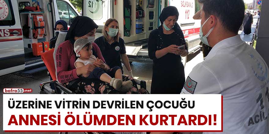 Üzerine vitrin devrilen çocuğu annesi ölümden kurtardı!